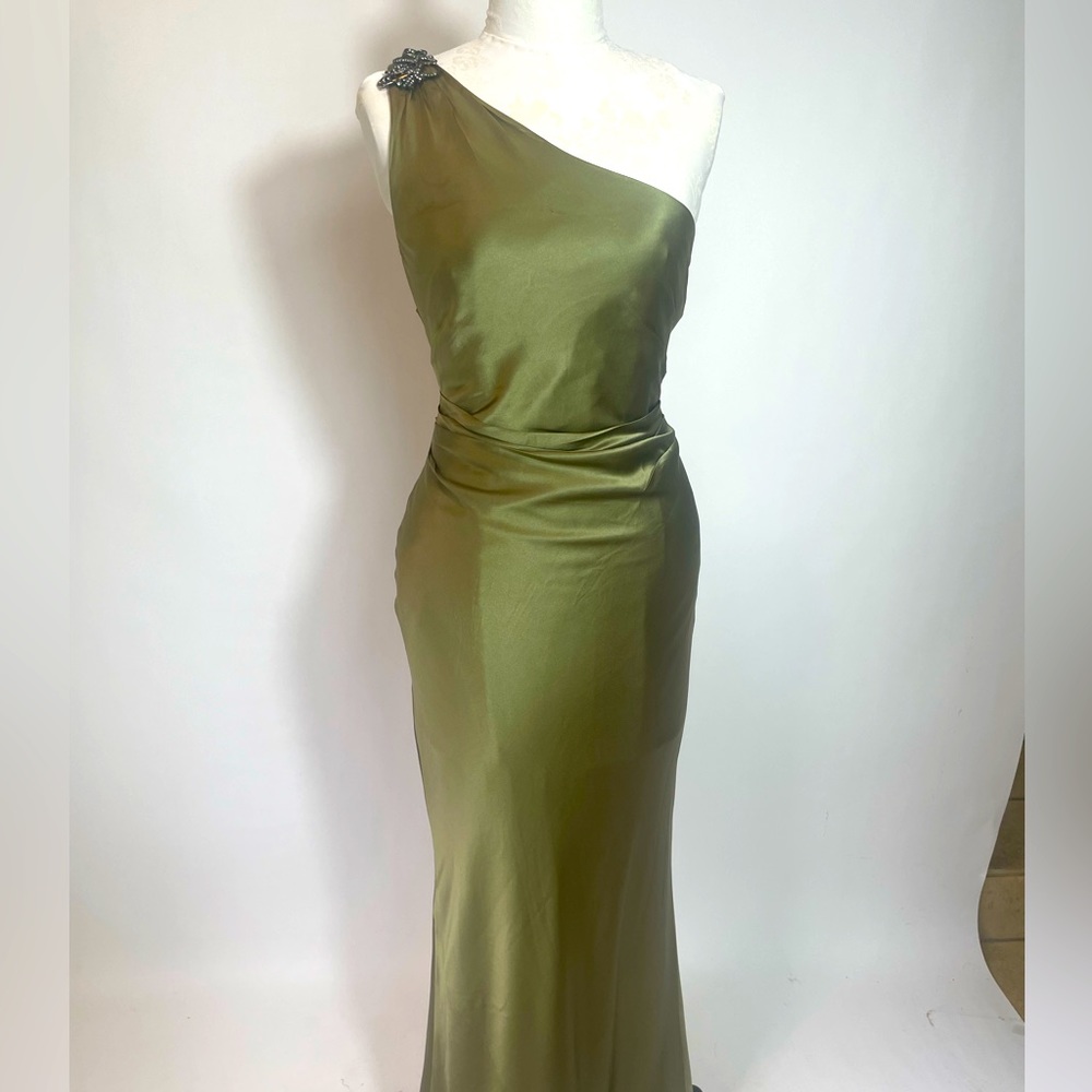 This Vintage evening dress by Kay Unger is 100 percent Silk.